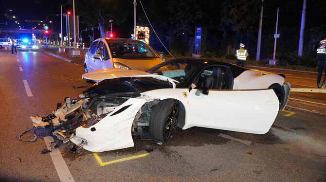 Ein defekter Sportwagen steht nach einem Unfall in der Cannstatter Straße auf der Fahrbahn. Die Polizei sichert den Unfallort ab