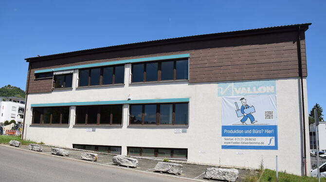 Im ehemaligen Vallon-Gebäude im Grund 3 kommen Geflüchtete in Anschlussunterbringung unter. FOTO: HAILFINGER Im ehemaligen Vallon-Gebäude im Grund 3 kommen Geflüchtete in Anschlussunterbringung unter. FOTO: HAILFINGER