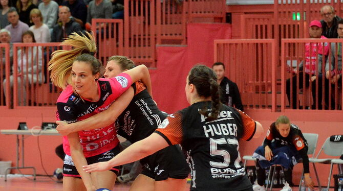 Die TuS Metzingen – links Rückraumspielerin Anika Niederwieser – hatte sich für das Pokal-Finalturnier qualifiziert. Nun wurde d