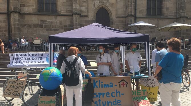 Während der Klimasprechstunde auf dem Holzmarkt beantworten die Gruppenmitglieder Fragen der Passanten zu Klima und Gesundheit.