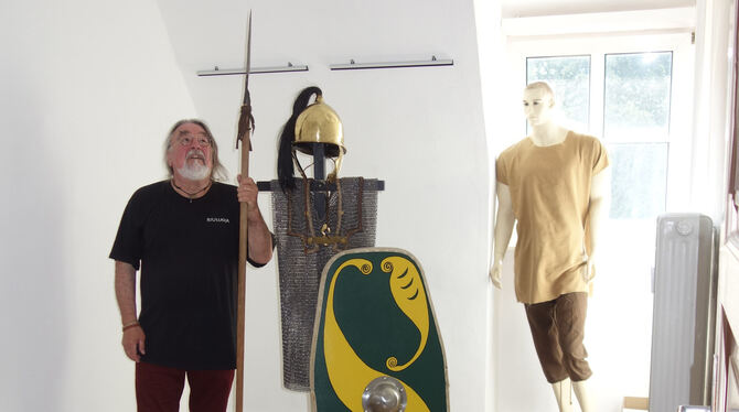Joachim Erbe mit Nachbildungen  keltischer Waffen im Militärhistorischen Museum. FOTO: BÖHM