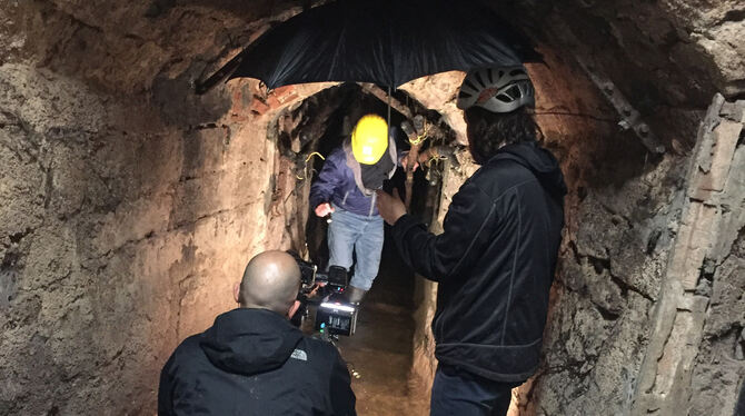 Für die virtuellen Führungen stiegen die Mitarbeiter der Stadt tief in den Untergrund. Hier sind Dreharbeiten im Mühlkanal zu se