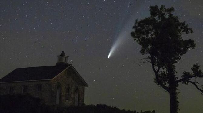 Gut sichtbarer Komet
