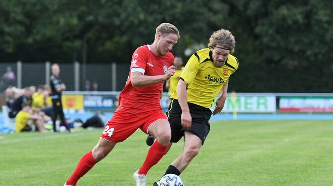 Jonas Preuß (links) vom SSV Reutlingen im Laufduell mit Felix Eggensperger vom SV 03 Tübingen.  FOTO: EIBNER