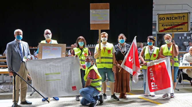Unterschriftenübergabe bei der Sitzung des Kreistags: Beschäftigte der Kreiskliniken mit Landrat Thomas Reumann. FOTO: BLOCHING