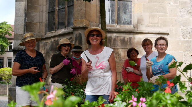 Die Blumenfrauen des Bad Uracher Verschönerungsvereins, hier an einem Blumentrog an der Amanduskirche.  FOTO: FINK