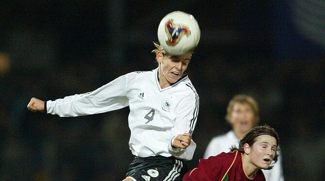 Bekannt für solide Abwehrarbeit: Nia Künzer (links) im November 2003 im EM-Qualifikationsspiel Deutschland gegen Portugal im Reu