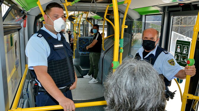 Mitarbeiter der städtischen Polizeibehörde kontrollieren, ob Fahrgäste Mund und Nase bedecken.  FOTOS: NIETHAMMER