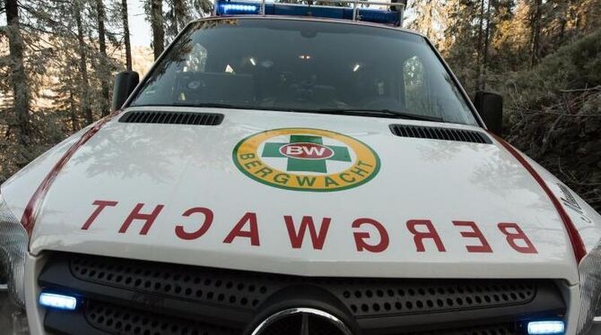 Das Logo der Bergwacht ist auf einem Einsatzfahrzeug zu sehen