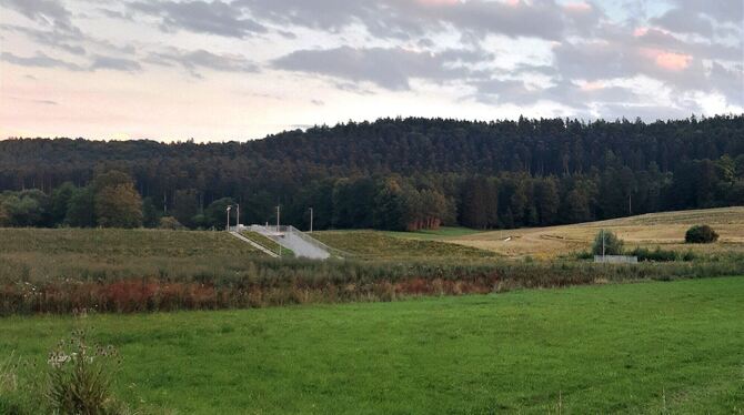 Solche Rückhaltebecken wie zwischen Ofterdingen und Rottenburg-Dettingen sollen bei Steinlachzuflüssen auf Mössinger Markung ent