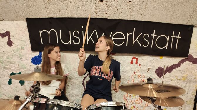 Die Mädchen hatten am Schlagzeug sichtbar Spaß.