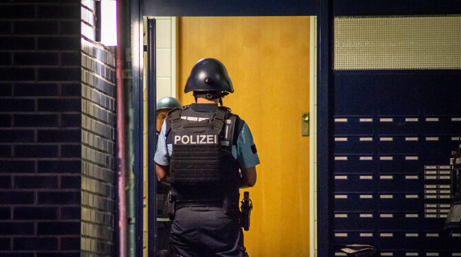 Verdacht auf Schüsse: Die Polizei überprüft ein Mehrfamilienhaus. FOTO: 7AKTUELL/NILS REEH
