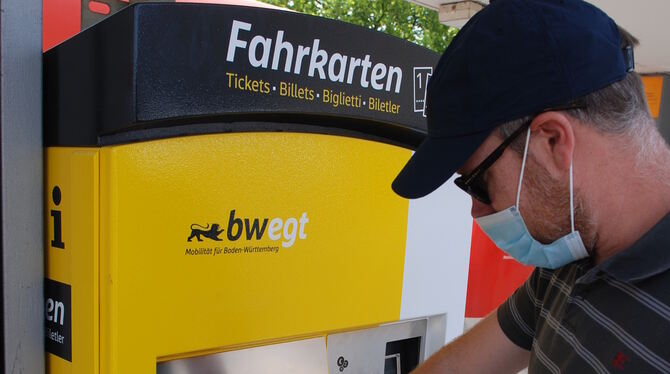 Malte Klein versucht an einem neuen Abellio-Fahrkartenautomaten in Metzingen ein Fernverkehrsticket in seine alte Heimat Bremen