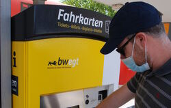 Malte Klein versucht an einem neuen Abellio-Fahrkartenautomaten in Metzingen ein Fernverkehrsticket in seine alte Heimat Bremen 