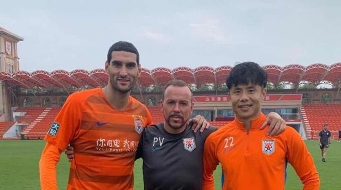 Vor seinem Debüt als Co-Trainer beim chinesischen Top-Club Shandong Luneng Taishan: Der Dettinger Paco Vaz (Mitte) mit den beide