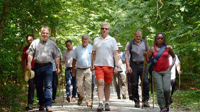 Fanden den Stadtwald gut gepflegt vor: Oberbürgermeister Thomas Keck (links) mit Gemeinderäten und Mitarbeitern der Stadtverwalt