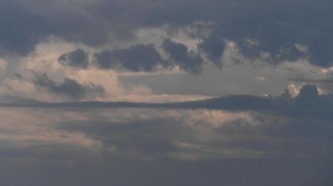 Regenwolken verdecken die Sonne am Himmel