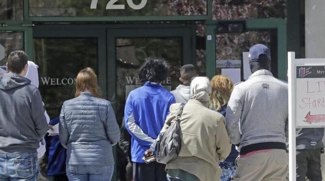 Menschen warten vor einem Arbeitsamt in den USA