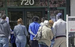 Menschen warten vor einem Arbeitsamt in den USA