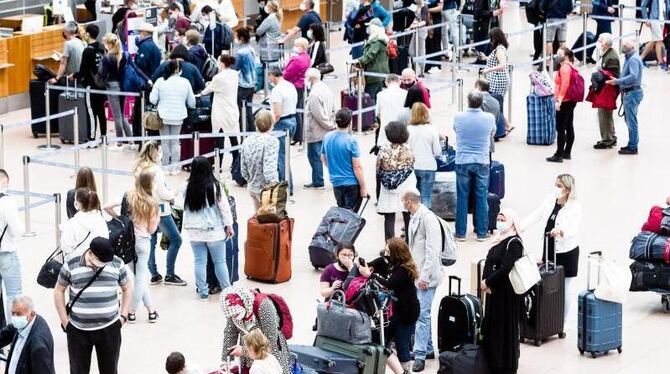 Flugreisende am Flughafen Hamburg