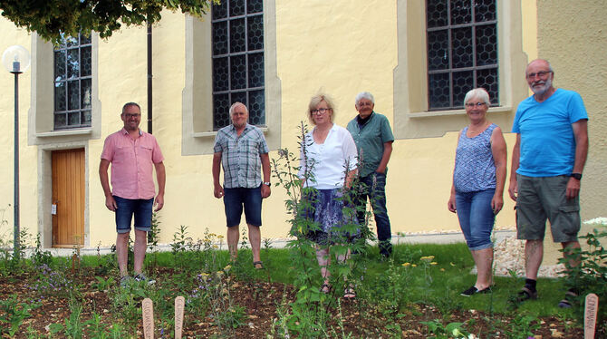 Freiwillige haben den Schau-Kräutergarten bei der St. Pankratiuskirche in Steinhilben angelegt: Josef Gulde (von links), Korneli