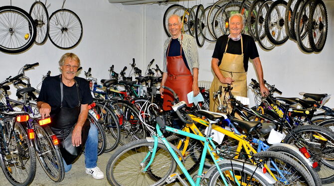 Volles Radlager: Die Schrauber vom Ringelbach Joachim Kochendörfer (von links), Norbert Krowlo und Peter Kalbfell freuen sich üb