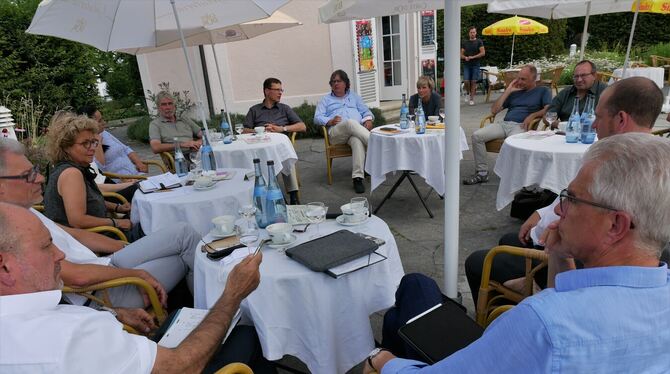 Im Rosengarten trafen sich zahlreiche Vertreter von sozialen Beschäftigungsträgern, von Arbeitsagentur und Jobcenter auf Einladu