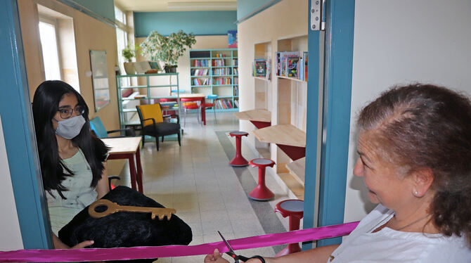 Schulleiterin Nicole Breitling eröffnete die von den Fünftklässlern der Schillerschule gestaltete und eingerichtete Schulbüchere