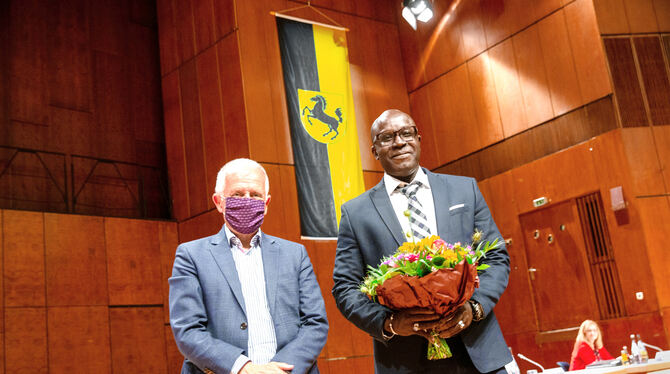 Saliou Gueye (rechts) ist neuer Bezirksvorsteher von Zuffenhausen. Oberbürgermeister Fritz Kuhn gratuliert.  FOTO: LICHTGUT/PIEC
