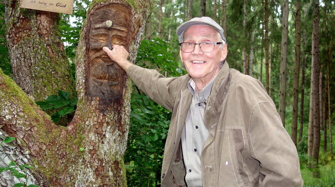 »Bei mir sieht man sofort, was es sein soll«: Kurt Haug freut sich über seinen sogenannten Wunschbaum. FOTOS: BÖHM