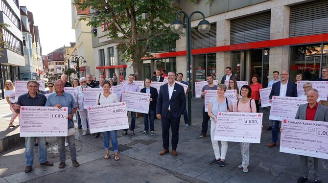 Zwischen 1 000 und 4 000 Euro haben 20 Reutlinger Vereine von der Kreissparkasse Reutlingen für ihre Projekte erhalten. FOTO: L Zwischen 1 000 und 4 000 Euro haben 20 Reutlinger Vereine von der Kreissparkasse Reutlingen für ihre Projekte erhalten. FOTO: L