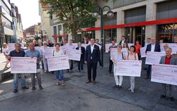 Zwischen 1 000 und 4 000 Euro haben 20 Reutlinger Vereine von der Kreissparkasse Reutlingen für ihre Projekte erhalten.  FOTO: L