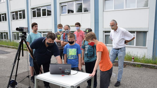 Sebastian Martini von der Firma Imaging Solutions GmbH erklärt den interessierten Schülern und Erwachsenen am PC die Möglichkeit
