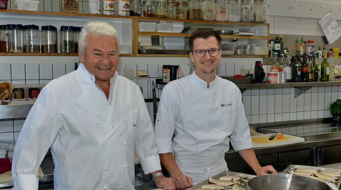 Werner Veit (links) und sein Schwiegersohn Michael Jabot in der Küche der Bempflinger Krone. FOTO: NIETHAMMER