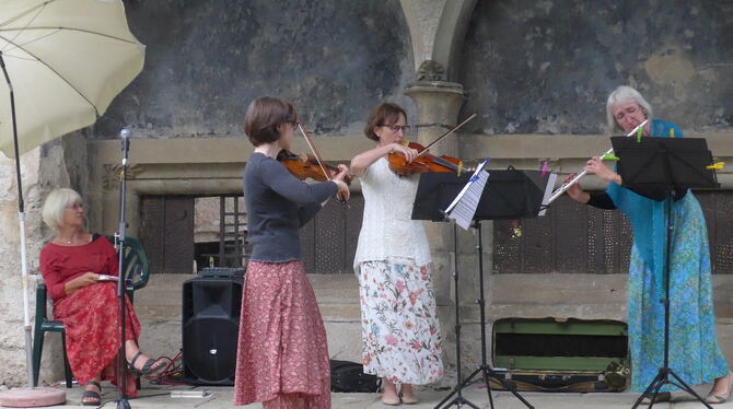 Miriam Schmaderer an der Violine, Mariette Leners an der Viola und Nastasia Nürnberger an der Flöte umrahmten Felicitas Vogels R