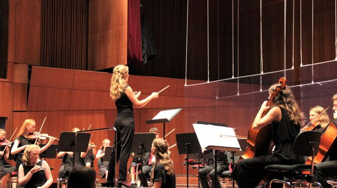 Dirigentin Maria Eiche und das Nachwuchsorchester führten ihr Programm in der Reutlinger Stadthalle zwei Mal hintereinander auf.