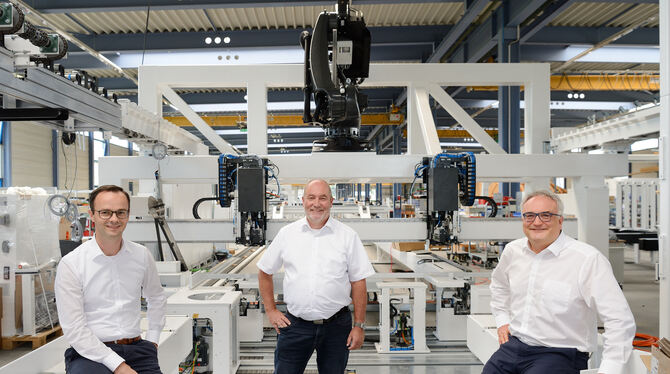 Die Geschäftsführer der Weinmann Holzbausystemtechnik GmbH (von links): Sven Schempp, Hansbert Ott und Josef Zerle. Die Produkti