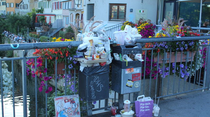 Reinquetschen, stapeln, davorstellen: Der Müll nimmt in Tübingen überhand, nicht nur auf der Neckarbrücke. foto: Kammerer