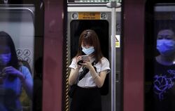 Menschen in der Pekinger U-Bahn tragen Mundschutz