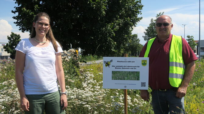Die Umweltbeauftragte Carolin Gerster und der Bauhofleiter Harry Nonnenmacher kümmern sich darum, dass Bienen, Hummeln und ander