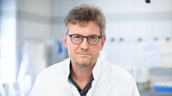 Hans Bösmüller obduziert als Pathologe Menschen, die an Covid-19 verstorben sind. FOTO: DPA