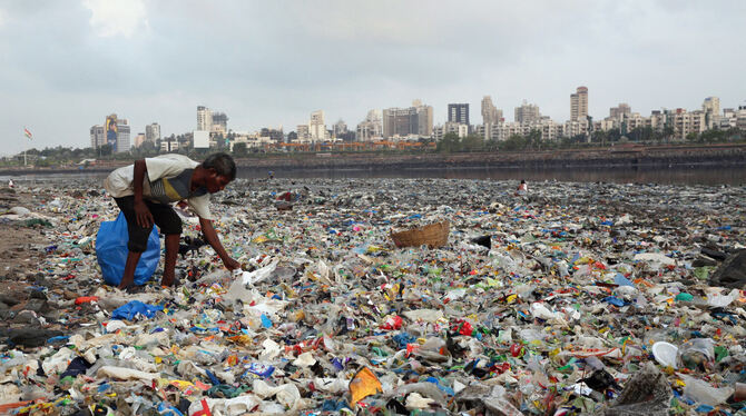 Aus Müll (hier in Mumbai an der Küste des Arabischen Meeres) kann für die Ärmsten dieser Welt eine Zukunftschance werden.  FOTO: