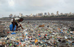 Aus Müll (hier in Mumbai an der Küste des Arabischen Meeres) kann für die Ärmsten dieser Welt eine Zukunftschance werden.  FOTO: