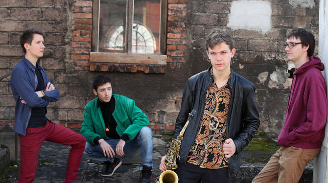 Jakob Manz (zweiter von rechts) spielt am Samstag mit seiner Band im Pfullinger Klostergarten.  FOTO: PR