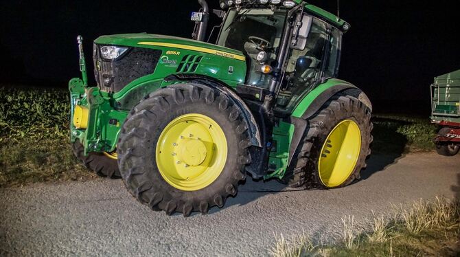 Der Motorradfahrer kollidierte dabei mit dem linken hinteren Rad des Traktors. Der Motorradfahrer kollidierte dabei mit dem linken hinteren Rad des Traktors.