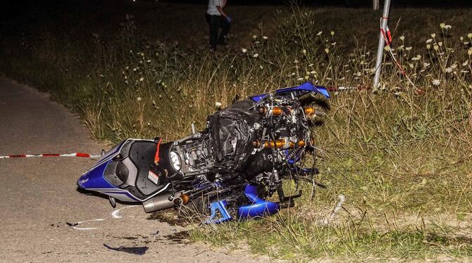 Das Motorrad kam etwa 15 Meter nach der Kollisionsstelle zur Endlage. Der 20-Jährige erlag noch an der Unfallstelle seinen schwe