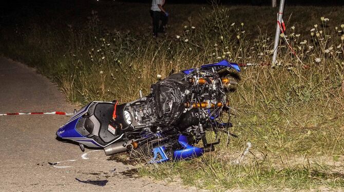 Das Motorrad kam etwa 15 Meter nach der Kollisionsstelle zur Endlage. Der 20-Jährige erlag noch an der Unfallstelle seinen schwe Das Motorrad kam etwa 15 Meter nach der Kollisionsstelle zur Endlage. Der 20-Jährige erlag noch an der Unfallstelle seinen schwe