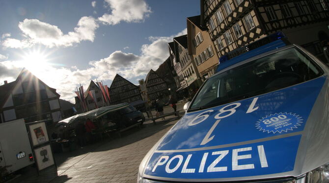 Das Bild vom Polizeiauto auf dem Marktplatz ist im Jahr 2009 entstanden – im Uracher »Horror-Jahr«, was die Kriminalität angeht.