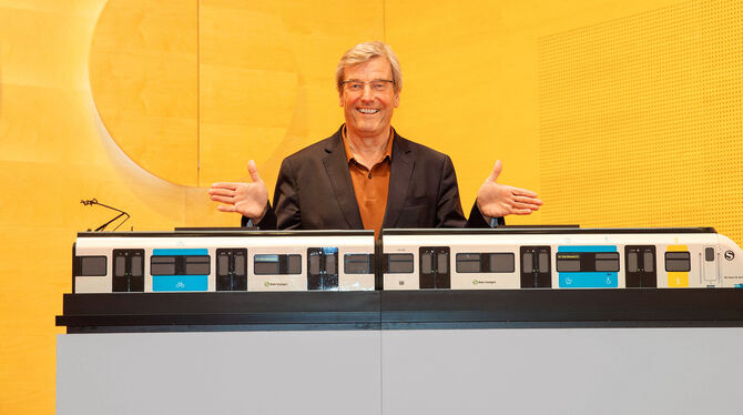Thomas Bopp, Vorsitzender des Verbands Region Stuttgart, mit einem Modell der neuen S-Bahn.  FOTO: LICHTGUT/PIECHOWSKI