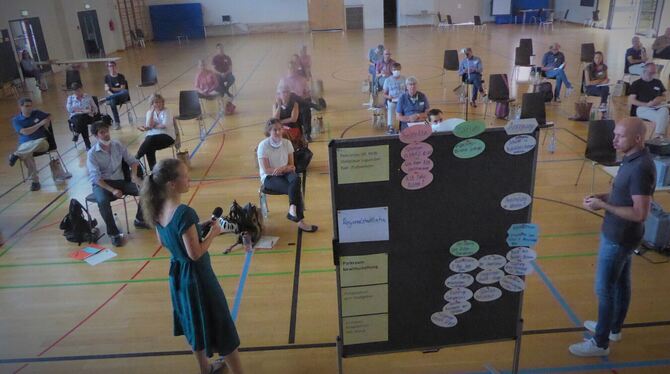 In kurzen Vorträgen stellen die Bürger ihre Ideen und Ergebnisse vor.  FOTO: BERNKLAU